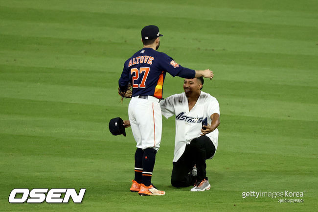 [사진] 휴스턴 호세 알투베(왼쪽)가 그라운드에 난입한 팬과 포옹을 하고 있다. ⓒGettyimages(무단전재 및 재배포 금지)