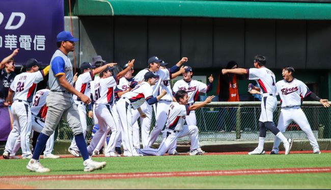 콜롬비아전에서 득점을 올린 U-23 한국대표팀 선수들이 기뻐하고 있다. /WBSC 홈페이지