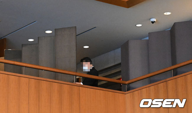 김연아와 크로스오버 그룹 포레스텔라 멤버 고우림이 22일 오후 서울 중구의 호텔에서 결혼식을 올리고 부부의 연을 맺는다.예식장 직원이 엘레베이터에서 식장까지 이동 동선을 병품으로 가리고 있다. 2022.10.22 /sunday@osen.co.kr