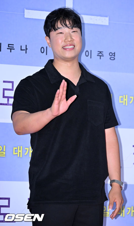 2일 오후 서울 용산구 CGV용산아이파크몰에서 영화 '브로커(감독 고레에다 히로카즈)' VIP 시사회 포토월 행사가 열렸다.<br /><br />배우 송강호, 강동원, 이지은(아이유), 이주영 등이 출연하는 영화 '브로커'는 베이비 박스를 둘러싸고 관계를 맺게 된 이들의 예기치 못한 특별한 여정을 그린 작품이다. 오는 6월 8일 개봉한다.<br /><br />가수 김진호가 포즈를 취하고 있다. 2022.06.02 /rumi@osen.co.kr