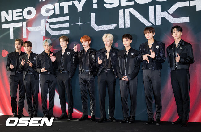 23일 오후 서울 송파구 잠실종합운동장 올림픽주경기장에서 NCT 127 월드투어 서울 스페셜 공연 ‘NEO CITY : SEOUL – THE LINK +’(네오 시티 : 서울 – 더 링크 플러스)의 기자회견이 열렸다. <br /><br />이 자리에는 NCT 127(엔씨티 127) 멤버 태일, 쟈니, 태용, 유타, 도영, 재현, 마크, 해찬, 정우가 참석했다.<br /><br />NCT 127이 입장하며 포즈를 취하고 있다. 2022.10.23 / rumi@osen.co.kr<br />