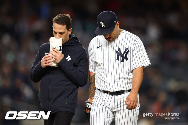 [사진] 네스터 코르테스(오른쪽)가 부상으로 교체되고 있다. ⓒGettyimages(무단전재 및 재배포 금지)