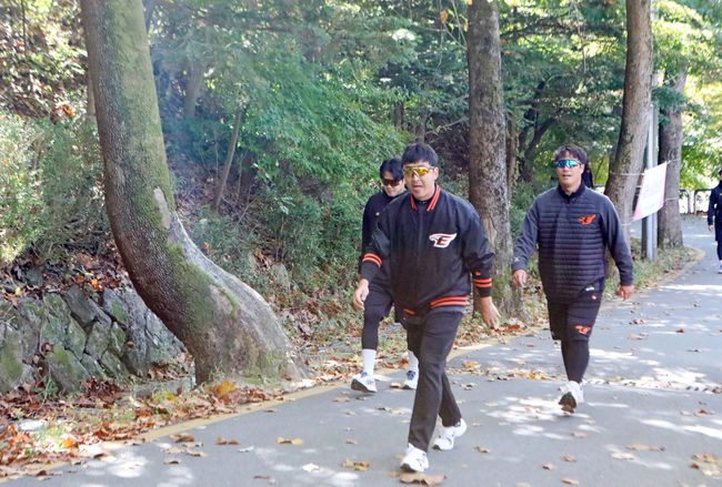 정우람, 장민재 등 한화 선수들이 보문산에 오르고 있다. /한화 이글스 제공