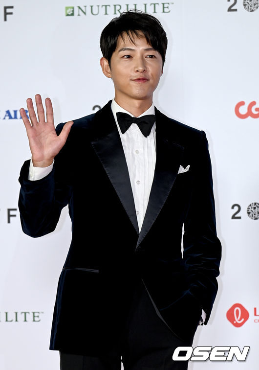 6일 오후 부산 해운대 영화의 전당에서 ‘제26회 부산국제영화제(BIFF)’ 개막식 레드카펫 행사가 열렸다.배우 송중기가 취재진을 향해 포즈를 취하고 있다. 2021.10.06/ksl0919@osen.co.kr