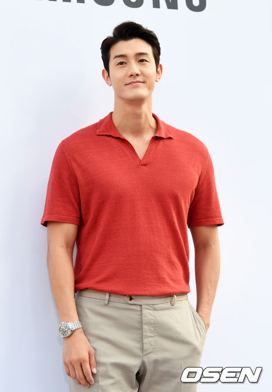 배우 이기우가 포즈를 취하고 있다. /jpnews@osen.co.kr