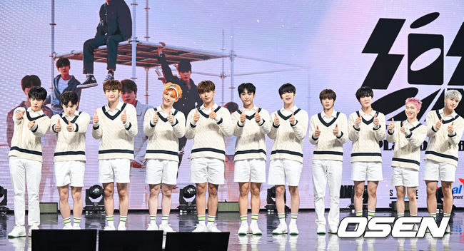 15일 오후 서울 광진구 예스24라이브홀에서 오메가엑스(OMEGA X) 첫 정규앨범 발매 기념 쇼케이스가 진행됐다.<br /><br />그룹 오메가엑스가 포즈를 취하고 있다. 2022.06.15 / soul1014@osen.co.kr