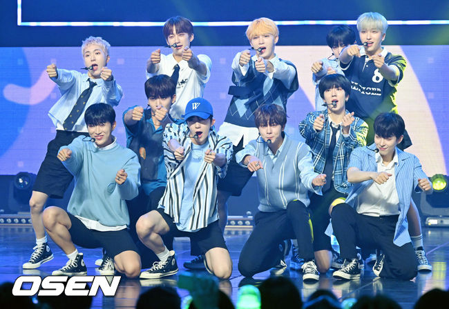 29일 오후 경기도 고양시 일산동구 MBC드림센터에서 MBC M '쇼! 챔피언(Show Champion)' 생방송이 진행됐다. <br /><br />오메가엑스 (OMEGA X)가 화려한 무대를 선보이고 있다. 2022.06.29 /rumi@osen.co.kr