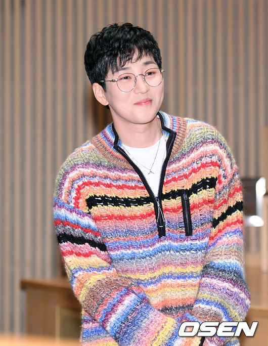5일 오전 서울 서울 양천구 목동 SBS 방송센터 SBS홀에서 SBS플러스 새 예능프로그램 '다함께 차차차' 제작발표회가 진행됐다.<br /><br />가수 딘딘이 입장하고 있다. /cej@osen.co.kr