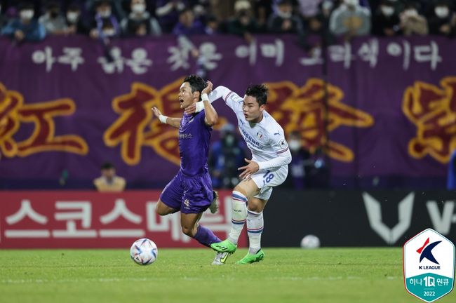 [사진] 왼쪽부터 안양 이창용과 수원 오현규 / 한국프로축구연맹.