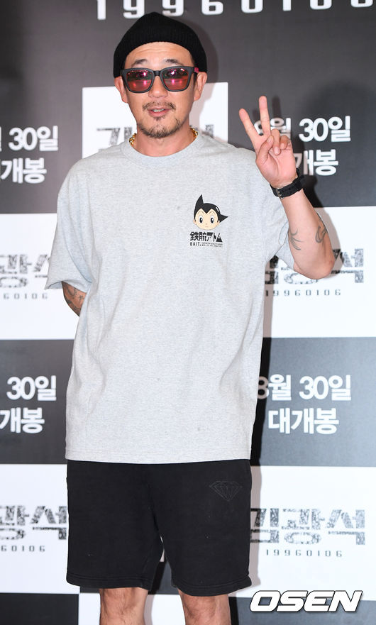가수 이하늘이 16일 오후 서울 자양동 롯데시네마 건대입구에서 열린 영화 '김광석'(감독 이상호) VIP시사회에 참석해 포즈를 취하고 있다./dreamer@osen.co.kr<br />