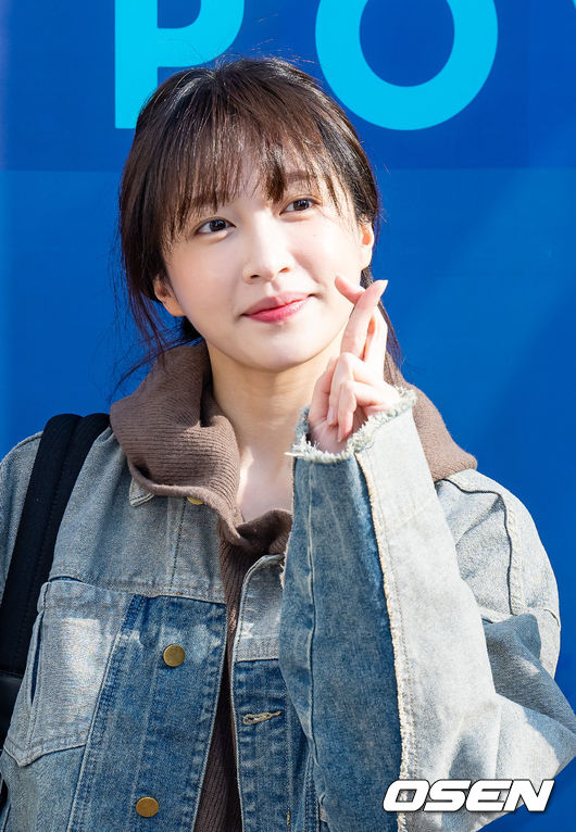 EXID의 하니가 방송국으로 이동하며 인사를 하고 있다. 2022.10.27 / rumi@osen.co.kr