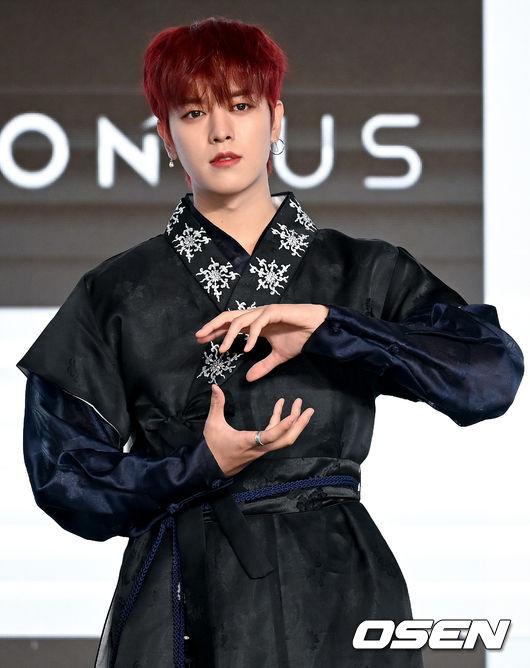 9일 오후 서울 중구 을지로 동대문 롯데피트인에서 그룹 원어스(ONEUS)의 6번째 미니앨범 ‘BLOOD MOON’의 발매기념 쇼케이스가 열렸다. <br /><br />원어스(ONEUS) 레이븐이 취재진을 향해 포즈를 취하고 있다. 2021.11.09 /ksl0919@osen.co.kr