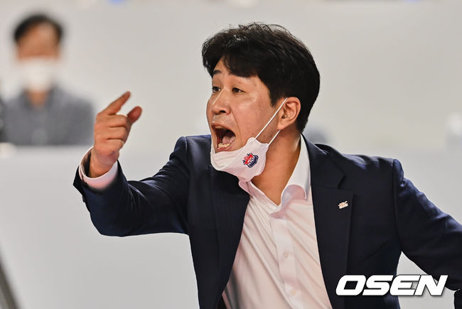 김천 한국도로공사 김종민 감독이 선수들을 독려하고 있다. 2022.10.27 / foto0307@osen.co.kr