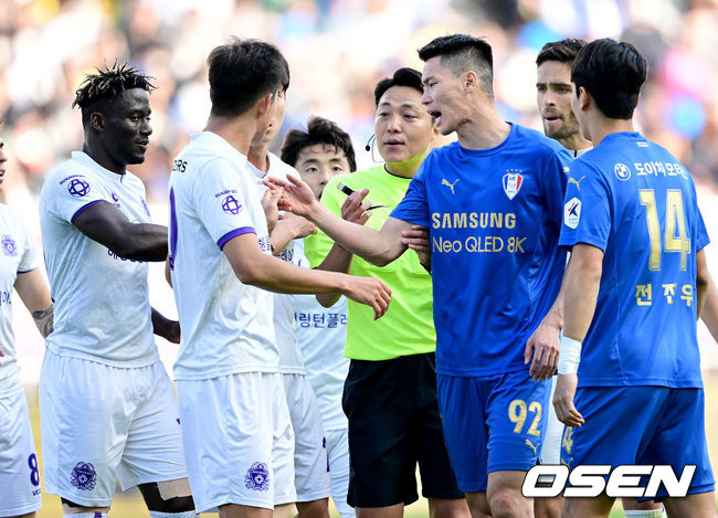 29일 오후 수원시 수원월드컵경기장에서 ‘하나원큐 K리그 승강 플레이오프(PO) 2차전’ 수원 삼성과 FC 안양의 경기가 열렸다. 후반 수원 이종성이 안양 선수들과 신경전을 벌이고 있다. 2022.10.29 /ksl0919@osen.co.kr