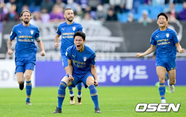 29일 오후 수원시 수원월드컵경기장에서 ‘하나원큐 K리그 승강 플레이오프(PO) 2차전’ 수원 삼성과 FC 안양의 경기가 열렸다. 전반 수원 안병준이 선제골을 넣은 뒤 세리머니를 하고 있다. 2022.10.29 /ksl0919@osen.co.kr