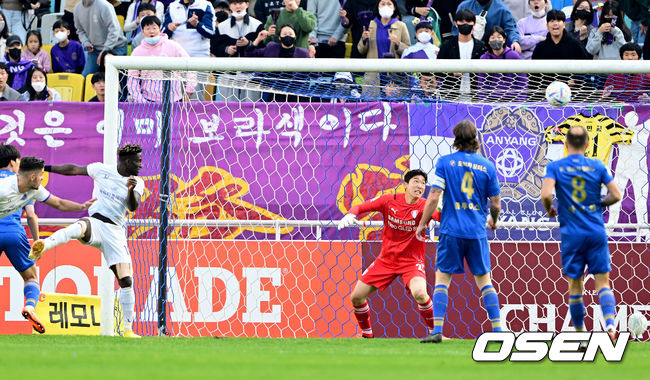 29일 오후 수원시 수원월드컵경기장에서 ‘하나원큐 K리그 승강 플레이오프(PO) 2차전’ 수원 삼성과 FC 안양의 경기가 열렸다. 후반 안양 아코스티가 동점골을 넣고 있다. 2022.10.29 /ksl0919@osen.co.kr