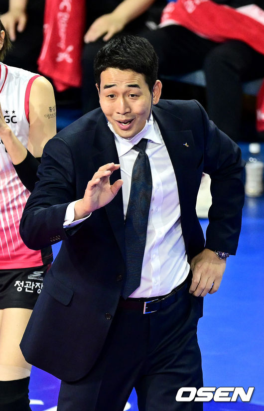 1세트, 인삼공사 고희진 감독이 선수들에게 작전 지시를 내리고 있다. 2022.10.26 / dreamer@osen.co.kr