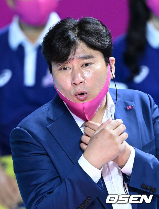 흥국생명은 돌아온 김연경의 활약을 앞세워 새 시즌 첫 경기, 홈 개막전에서 셧아웃 승리를 거뒀다.흥국생명은 25일 인천삼산월드체육관에서 열린 도드람 2022~2023 V-리그 여자부 페퍼저축은행과 1라운드 경기에서 세트 스코어 3-0(25-16, 25-16, 25-16) 완승을 거뒀다.2세트 흥국생명 권순찬 감독이 작전을 지시하고 있다. 2022.10.25 /sunday@osen.co.kr