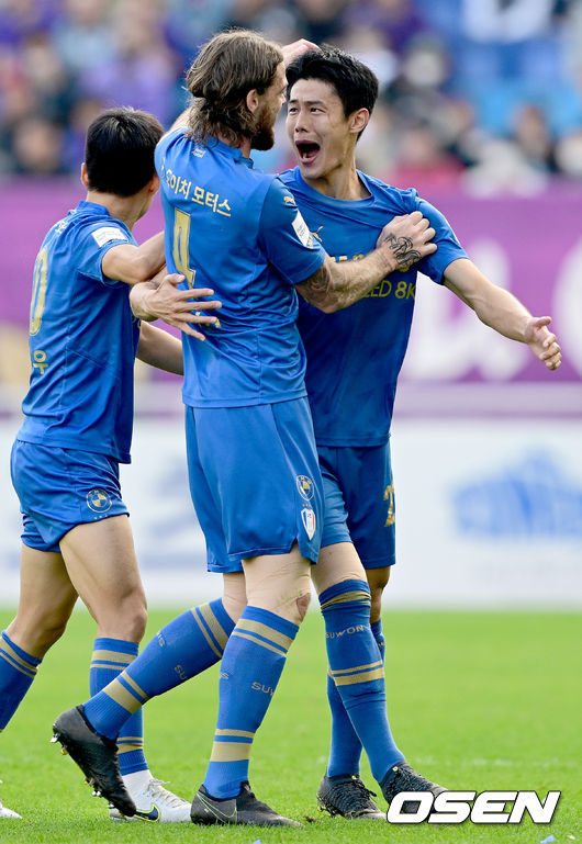 29일 오후 수원시 수원월드컵경기장에서 ‘하나원큐 K리그 승강 플레이오프(PO) 2차전’ 수원 삼성과 FC 안양의 경기가 열렸다. 전반 수원 안병준이 선제골을 넣은 뒤 불투이스와 기쁨을 나누고 있다. 2022.10.29 /ksl0919@osen.co.kr