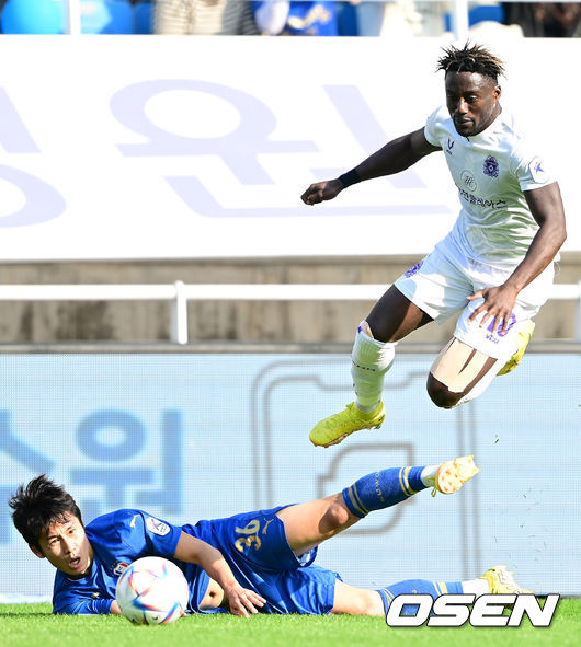 29일 오후 수원시 수원월드컵경기장에서 ‘하나원큐 K리그 승강 플레이오프(PO) 2차전’ 수원 삼성과 FC 안양의 경기가 열렸다. 전반 수원 명준재가 안양 아코스티와 몸싸움을 벌이는 과정에서 넘어지고 있다. 2022.10.29 /ksl0919@osen.co.kr