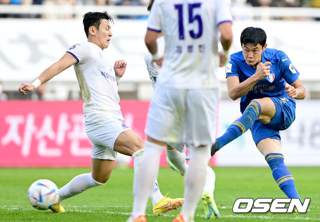 29일 오후 수원시 수원월드컵경기장에서 ‘하나원큐 K리그 승강 플레이오프(PO) 2차전’ 수원 삼성과 FC 안양의 경기가 열렸다. 후반 수원 안병준이 슛을 시도하고 있다. 2022.10.29 /ksl0919@osen.co.kr