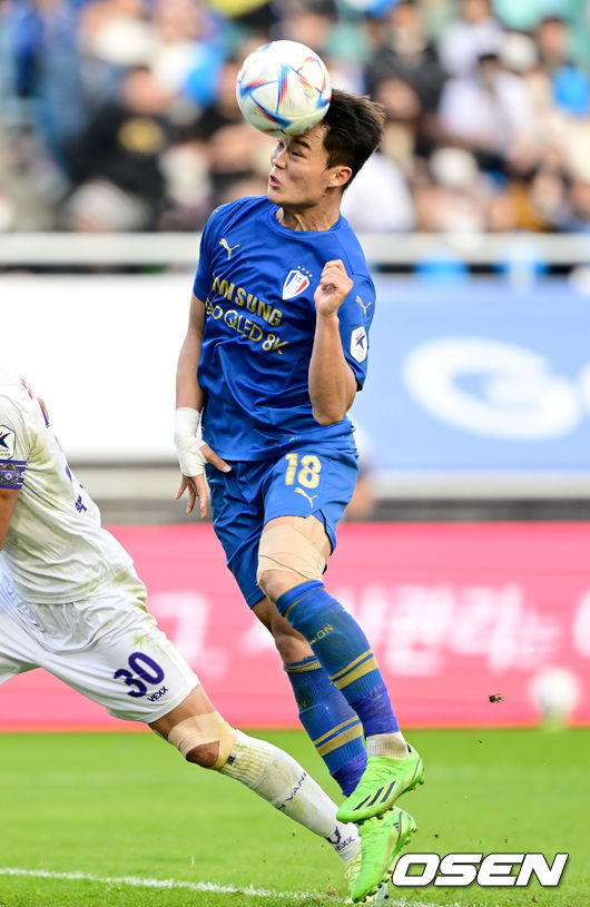 29일 오후 수원시 수원월드컵경기장에서 ‘하나원큐 K리그 승강 플레이오프(PO) 2차전’ 수원 삼성과 FC 안양의 경기가 열렸다. 연장후반 수원 오현규가 골을 넣고 있다. 2022.10.29 /ksl0919@osen.co.kr