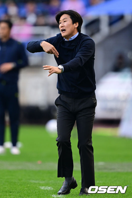 29일 오후 수원시 수원월드컵경기장에서 ‘하나원큐 K리그 승강 플레이오프(PO) 2차전’ 수원 삼성과 FC 안양의 경기가 열렸다. 연장후반 수원 이병근 감독이 지시를 내리고 있다. 2022.10.29 /ksl0919@osen.co.kr