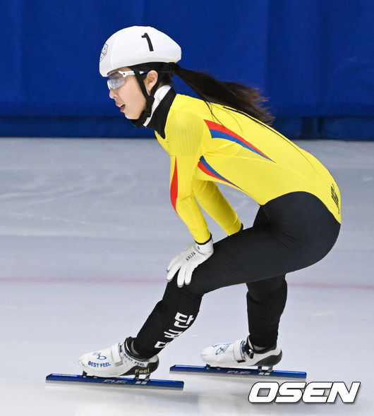 여자 1,500m 결승에서 김건희(단국대학교)가 1위로 결승선을 통과하며 기뻐하고 있다. 2022.05.04 /jpnews@osen.co.kr