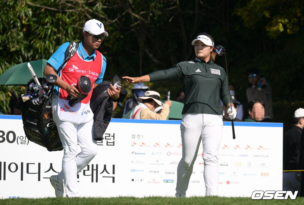 유해란이 최종라운드 1번홀 티샷 후 이동하고 있다. 2022.10.30 /cej@osen.co.kr