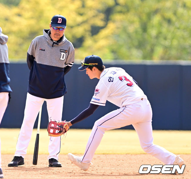 이승엽 감독이 이끄는 두산 베어스가 24일 경기도 이천 두산베어스파크에 2022 시즌을 마무리하는 캠프를 차리고 구슬땀을 흘렸다.두산 김한수 수석코치가 안재석의 수비 훈련을 주시하고 있다. 2022.10.24 / dreamer@osen.co.kr