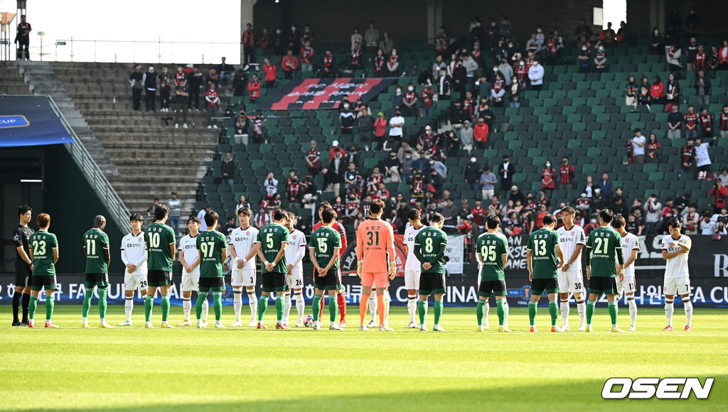 30일 오후 전북 전주월드컵경기장에서 '2022 하나원큐 FA컵 결승 2차전' 전북 현대와 FC서울의 경기가 열렸다.  경기에 앞서 양 팀 선수단과 관중들이 ‘이태원 참사’로 세상을 떠난 희생자들을 추모하는 묵념을 하고 있다. 2022.10.30 /sunday@osen.co.kr