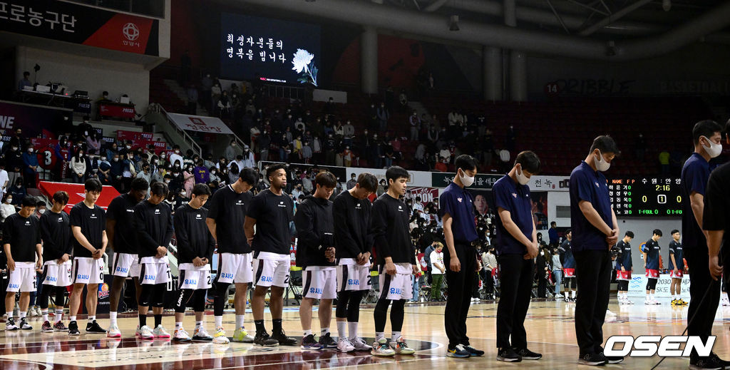 30일 경기도 안양 실내체육관에서 ‘2022-2023시즌 SKT 에이닷 프로농구’ 안양 KGC와 수원 KT의 경기가 열렸다.  경기를 앞두고 관중들과 양 팀 선수단-코칭스태프가 이태원 압사 참사 희생자를 추모하며 묵념하고 있다. 2022.10.30 / dreamer@osen.co.kr