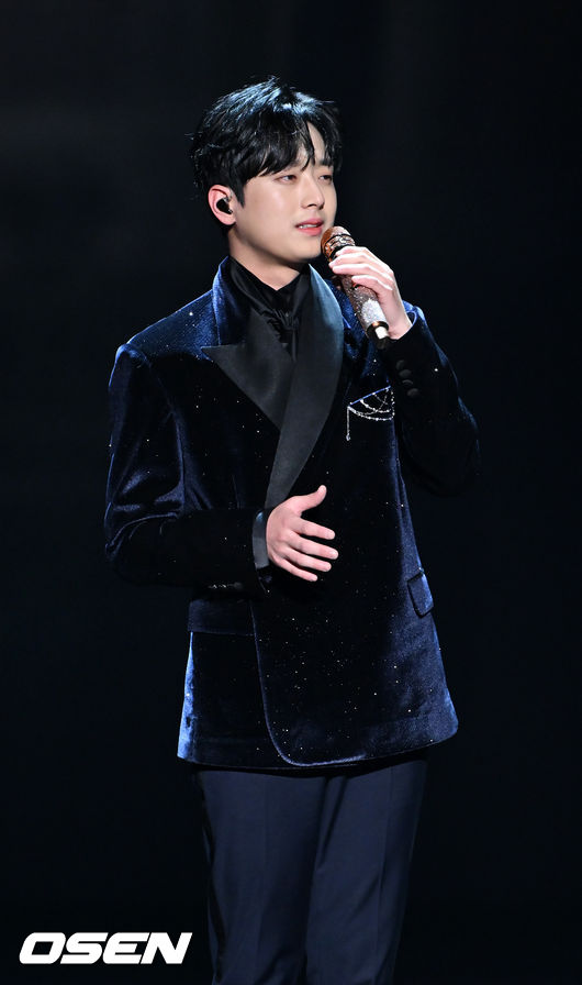 가수 이찬원이 화려한 무대를 선보이고 있다. 2022.01.27 /rumi@osen.co.kr