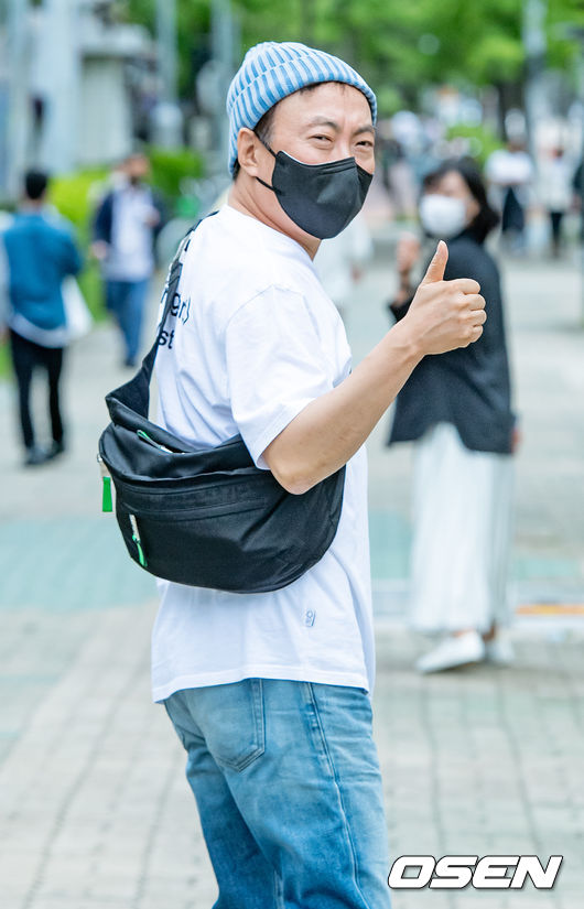 26일 오후 서울 영등포구 여의도 KBS에서 KBS COOL FM ‘박명수의 라디오쇼’ 생방송이 진행됐다.박명수가 퇴근길에 취재진을 향해 포즈를 취하고 있다./rumi@osen.co.kr