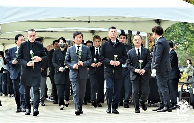 [사진] 왼쪽부터 벤투 감독,정몽규 회장,벨 감독,이용수 부회장 / 대한축구협회