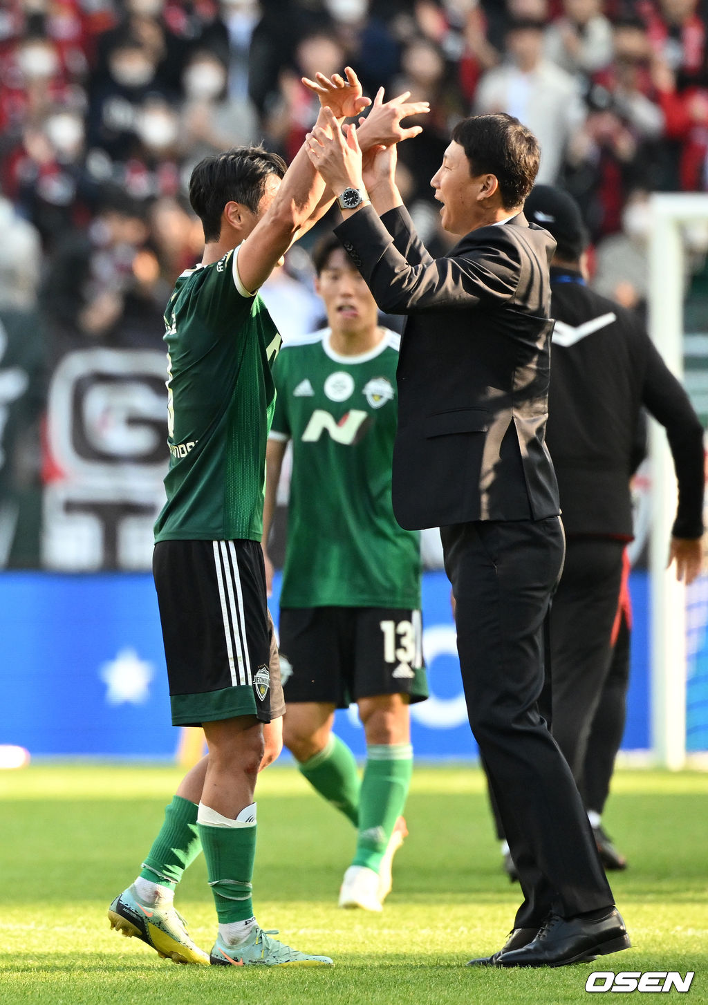 올 시즌 마지막을 우승으로 장식하며 김상식 감독과 기쁨 나눈 백승호