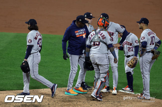 [사진] 휴스턴 랜스 맥컬러스 주니어(왼쪽)가 강판되고 있다. ⓒGettyimages(무단전재 및 재배포 금지)