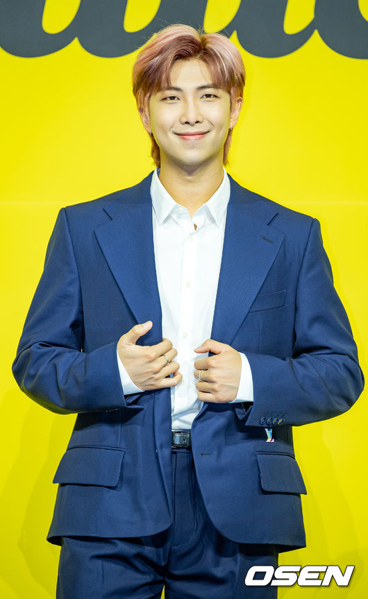 21일 오후 서울 송파구 올림픽공원 올림픽홀에서 방탄소년단(BTS)의 새 디지털 싱글 'Butter' 발매 기념 글로벌 기자간담회 포토타임이 진행됐다.<br /><br />그룹 방탄소년단(RM, 진, 슈가, 제이홉, 지민, 뷔, 정국)의 새 싱글 'Butter'는 오늘(21일) 오후 1시(한국시각)에 전 세계 동시에 발매된다. <br /><br />방탄소년단의 새 디지털 싱글 'Butter'는 마음을 흔드는 방탄소년단의 귀여운 고백을 담은 청량하고 중독성 강한 댄스 팝 장르의 서머송이다. 버터처럼 부드럽게 스며드는 방탄소년단의 독보적인 매력을 느낄 수 있는 곡으로 방탄소년단만의 음악적 스타일을 더한 것으로 알려져 기대를 모으고 있다.<br /><br />방탄소년단(BTS) RM이 무대 위에서 포토타임을 갖고 있다./ rumi@osen.co.kr<br />