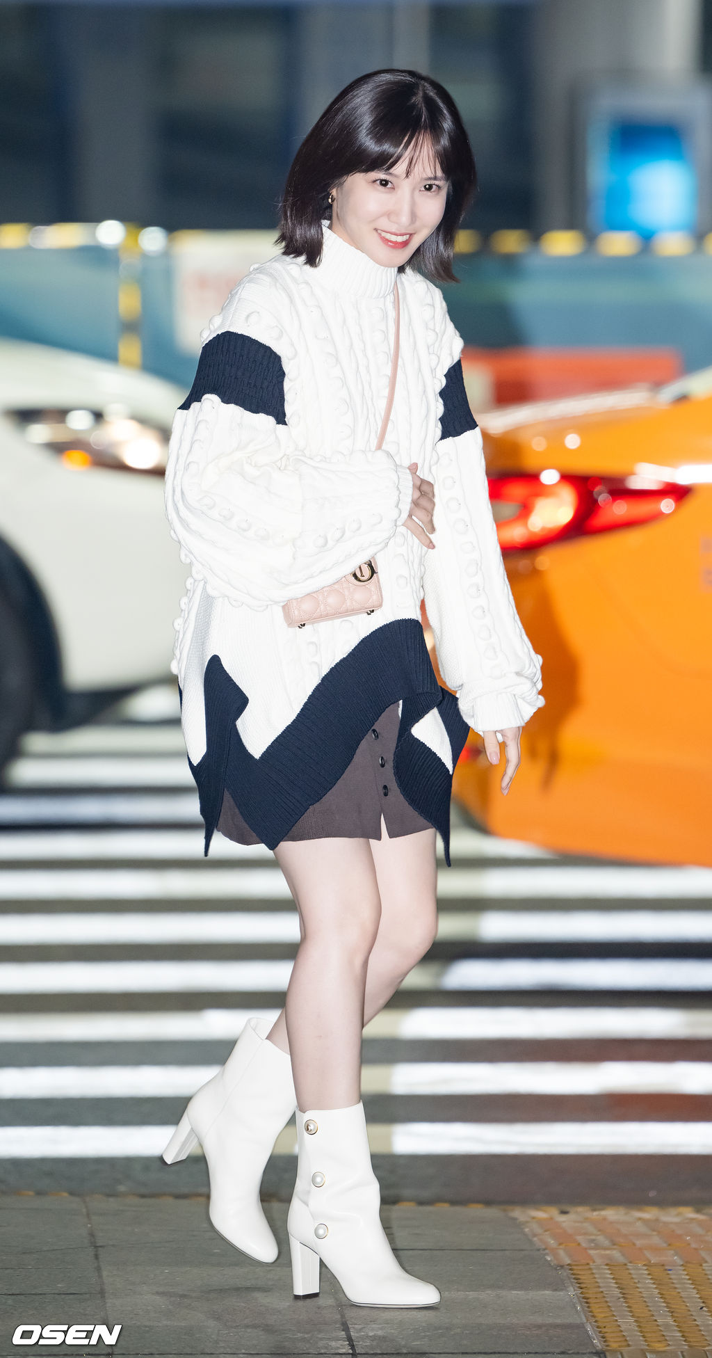 박은빈이 출국장으로 이동하며 포즈를 취하고 있다. 2022.10.22 / rumi@osen.co.kr