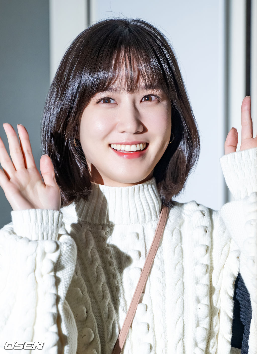 박은빈이 출국장으로 이동하며 포즈를 취하고 있다. 2022.10.22 / rumi@osen.co.kr