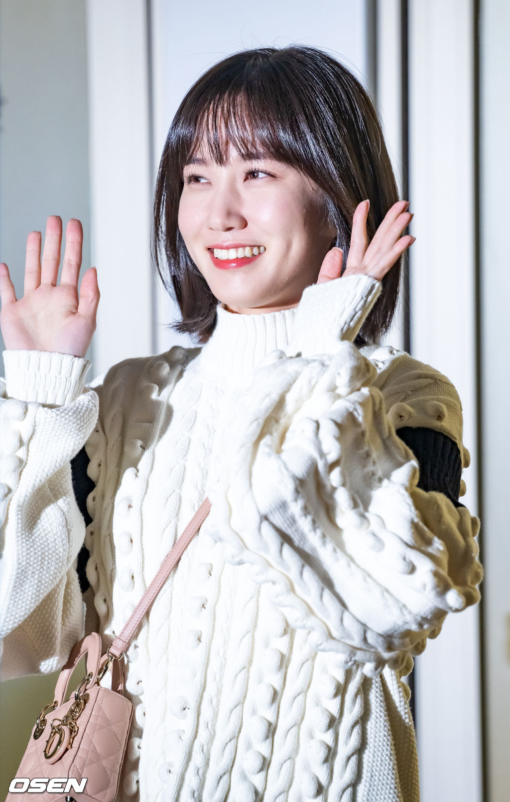 박은빈이 출국장으로 이동하며 포즈를 취하고 있다. 2022.10.22 / rumi@osen.co.kr