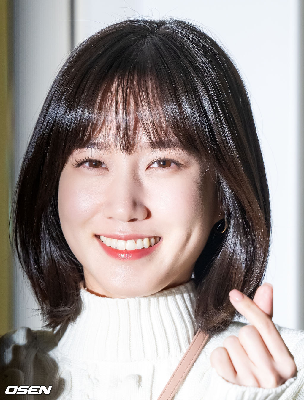 박은빈이 출국장으로 이동하며 포즈를 취하고 있다. 2022.10.22 / rumi@osen.co.kr