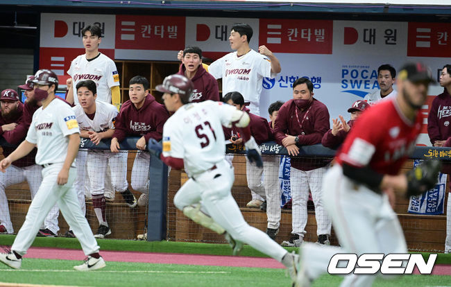 3회말 무사 2루에서 키움 이정후가 역전 1타점 적시타를 날리고 있다. 2022.11.05 /jpnews@osen.co.kr