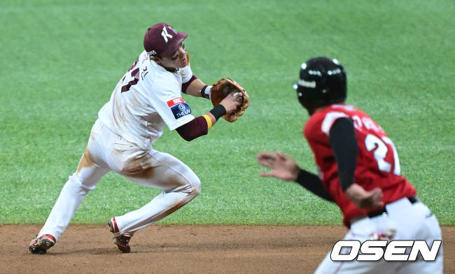 5일 서울 고척스카이돔에서 ‘2022 신한은행 SOL KBO리그 포스트시즌 한국시리즈’ 4차전 키움 히어로즈와 SSG 랜더스의 경기가 열렸다.6회초 2사 만루 상황 SSG 박성한의 땅볼 타구를 키움 2루수 김태진이 잡아내고 있다. 2022.11.05 / dreamer@osen.co.kr