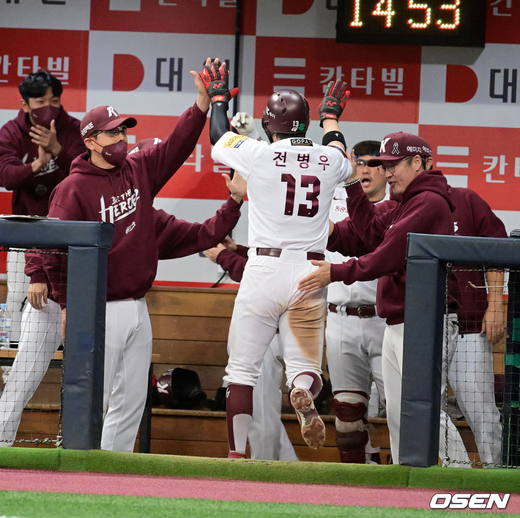 5일 서울 고척스카이돔에서 ‘2022 신한은행 SOL KBO리그 포스트시즌 한국시리즈’ 4차전 키움 히어로즈와 SSG 랜더스의 경기가 열렸다.3회말 무사 2루에서 키움 전병우가 이정후의 역전 1타점 적시타에 홈을 밟고 홍원기 감독과 기뻐하고 있다. 2022.11.05 /jpnews@osen.co.kr