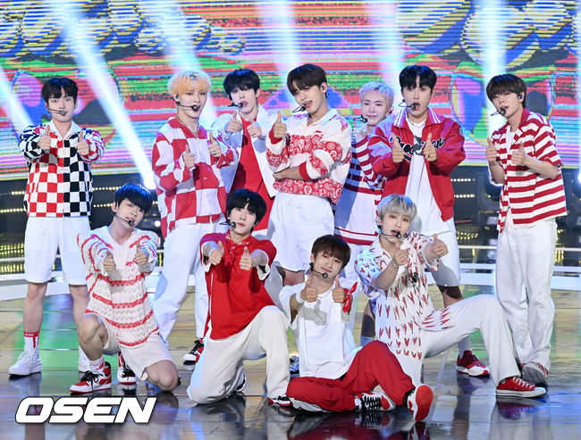 가수 오메가엑스 (OMEGA X)가 화려한 무대를 선보이고 있다. 2022.06.28 /rumi@osen.co.kr