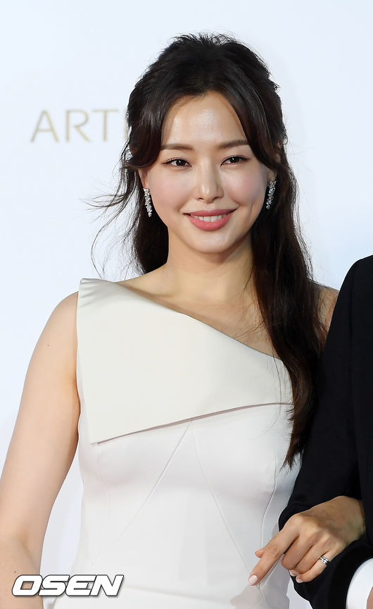 이하늬가 포토월로 입장하며 포즈를 취하고 있다. /rumi@osen.co.kr