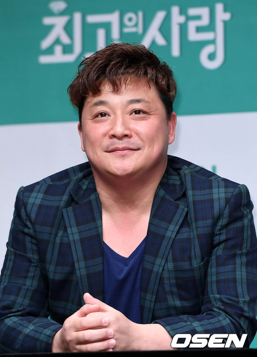 개그맨 윤정수가 취재진의 질문을 듣고 있다. /sunday@osen.co.kr