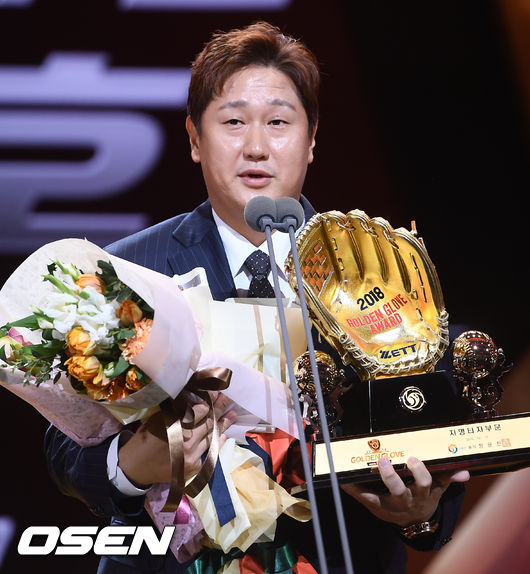 10일 서울 삼성동 코엑스 오디토리움에서 진행된 2018 KBO 골든글러브 시상식에서 지명타자 부문 골든글러브상을 수상한 이대호가 소감을 말하고 있다. / soul1014@osen.co.kr