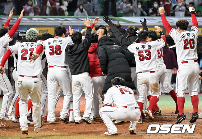 끝내기 홈런으로 경기를 마치고 SSG 김강민이 동료들과 기뻐하고 있다. 2022.11.07/ rumi@osen.co.kr